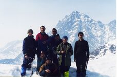 Группа на седловине перевала Аршанский на фоне пика Трёхглавая.