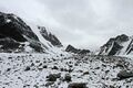 Покрытый свежим снегом ледник на подходе к перевалу Нижнешавлинский