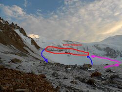 Фото 4. Вид на поворот ледника Туюксу. Синим цветом отмечен примерный путь разведки, розовым - путь, выбранный для подъема группы.