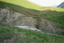 Фото 32. Нижняя тропа по р.Кара-Кульджа в месте пересечения реки, стекающей с пер.Бешкёль. Снежный мост через реку.