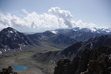 озеро у истока реки Кызылауз, правый исток реки Аганакты. Вид с подъёма на Лепсинскую вершину 4058,0. Справа видно пик Берга, пик Сатпаева и перевал Берга 3А.
