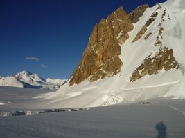 Рис. 4.45. Лагерь на слиянии ледников Федченко и Язгулемского после спуска с перевала «5921». Фото на восток.