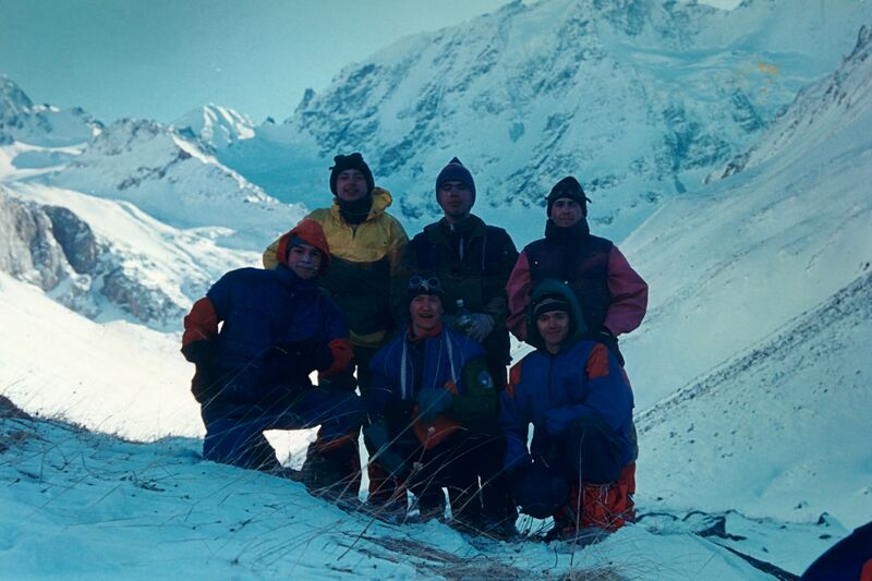 Файл:Kyrgyz-ridge-people-on-a-pass-1995.jpeg
