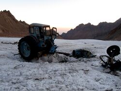 Фото 3. Трактор на леднике Туюксу.