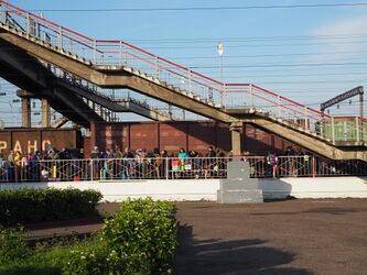 Огромная толпа туристов и "туристов" на вокзале в Междуреченске