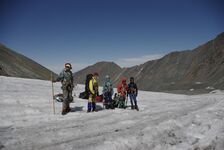 На фоне седловины перевала Миндаугас. Ледник Кызылаузмуз.