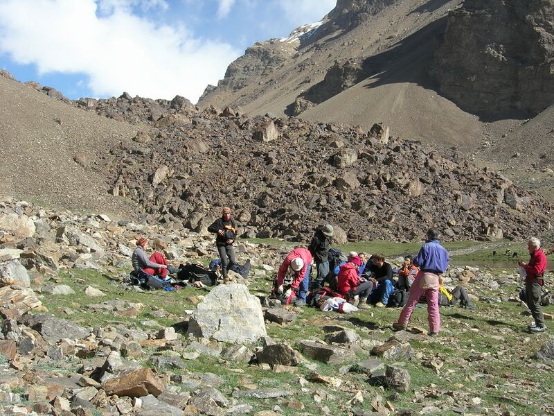 Файл:Pamir09 5ka Meshkov zaval za kotorim nahoditsya ozero.jpg