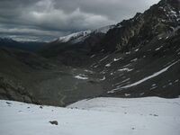 В сторону гор Барагач и перевалов Жальгирис, Безымянный, Птичий с ледника Калесника.