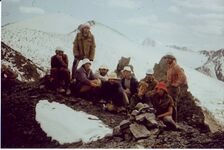 11 августа. На перевале Каракезень у сложенного тура. Стоят слева на право: Э. Юркявичус и Г. Буткявичус.