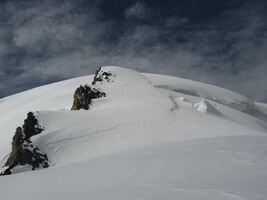 Рис. 4.40. Перевал «5921» Вид с места ночевки на вершину 5921. Верхушка скалы примыкает к склону, перевалить через нее легко. Фото на север.