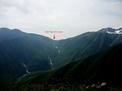 Фото 30. Вид на пер.Кара-Кульджа (1А) с гребня, по которому верхняя тропа спускается в долину реки.