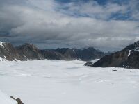 Вид с седловины перевала 50 лет НГУ на ледник Калесника