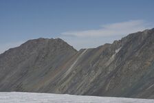 По-видимому, это и есть седловина перевала Миндаугас 1Б. Мы, конечно, не знали, что там уже кто-то побывал, но подумали, что это удобный путь на ледник Каврайского с ледника Кызылаузмуз.