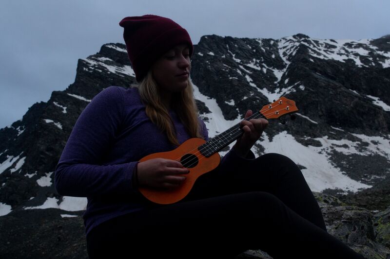 Файл:Katun Smol 2-ka Alina ukulele.jpg
