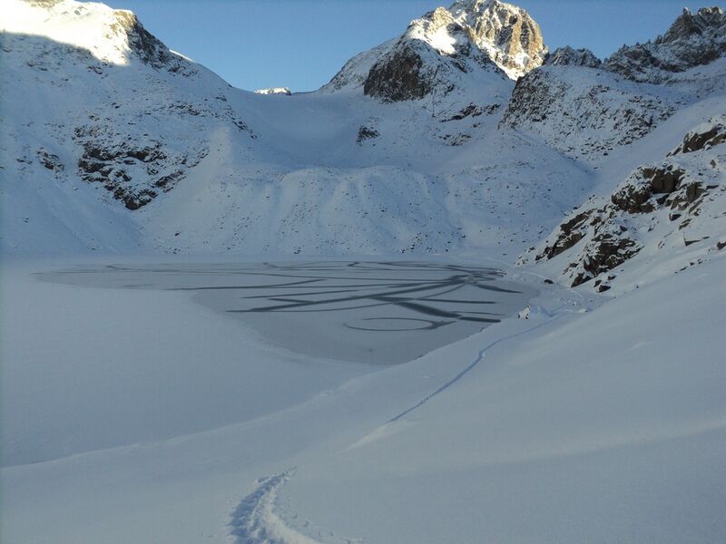 Файл:KirgII2012 Ornamenti di ghiaccio sul lago DSC06144.JPG