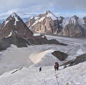 Техническая работа на ребре. Выше скального пояса.