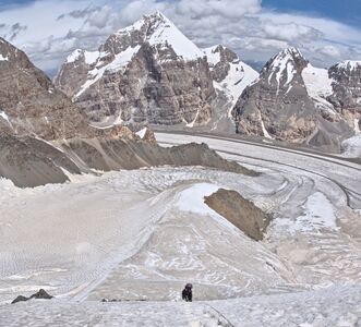 Техническая работа на ребре. Внизу на гребне виден осыпной участок - где-то там был наш лагерь.