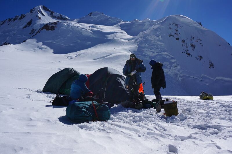 Файл:Scherbakov V Pamir2014 present226.jpg