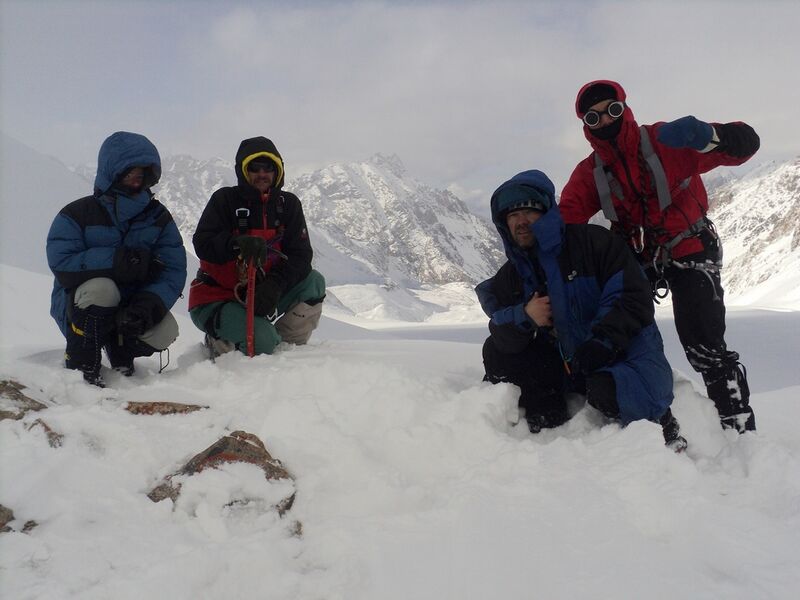 Файл:KirgII2012 Gruppo al passo DSC06103.JPG