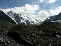 Вид с конечной морены ледника Абая ледник Абая и перевал Дальний II.