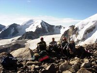 Группа на перевале Галерка. На заднем плане пик Авсюка 4262 м, ледник Гагарина и ледник Авсюка.
