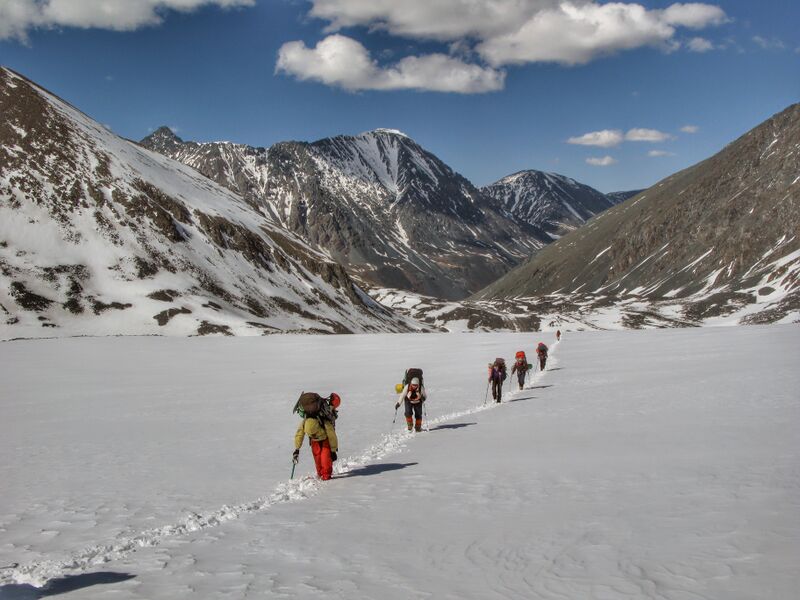 Файл:Southchuyarange-people-on-glacier-2015.jpg
