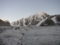 Перевал КСС Казахстана и пик Чубар 4407,8 с ледника Колоскова.