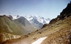 Перевал Жальгирис (Кора-чоку). Вид на Коринский отрог. Пик Лавинный, пик Валиханова, ледник Сатпаева.