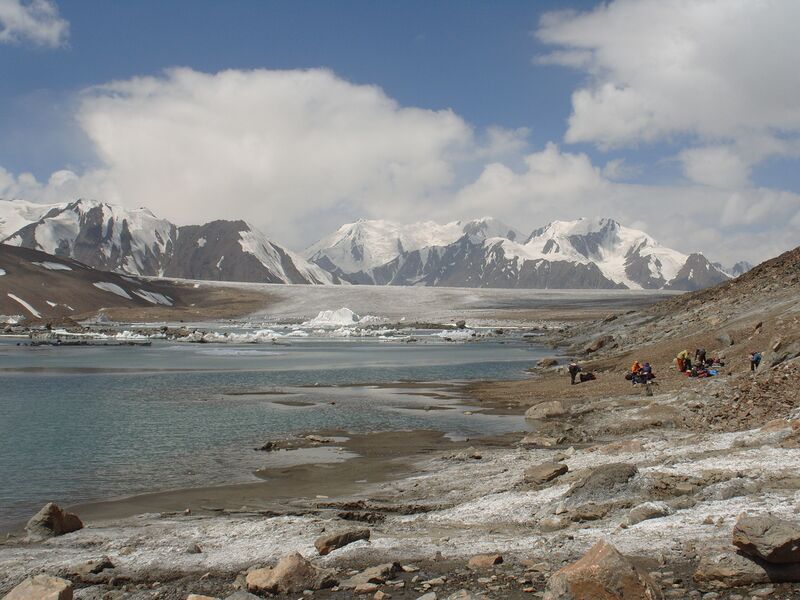 Файл:Scherbakov V Pamir2014 present270.jpg
