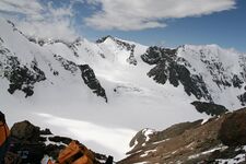 перевал 50 лет НГУ - на седловине, вид на верхнюю часть ледника Щукина