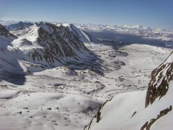 Вид с перевала Безымянный на плато Укок и монгольский Алтай